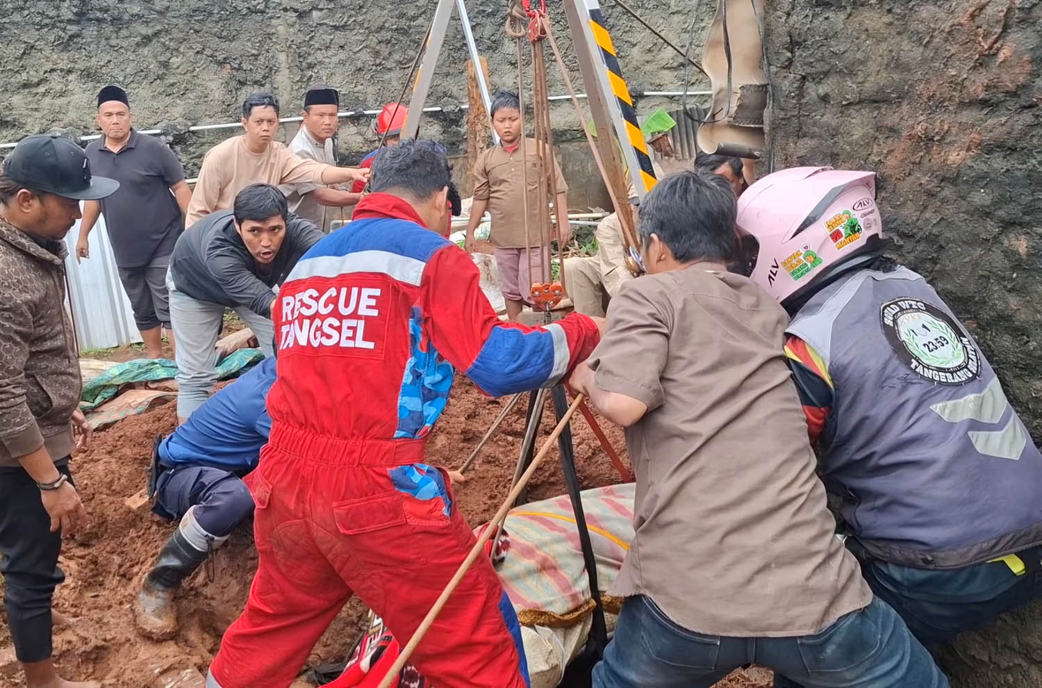 Damkar Tangsel bantu proses pemakaman jenazah warga yang memiliki bobot mencapai 200 kilogram di Serpong Utara. (Dok. Damkar Tangsel)