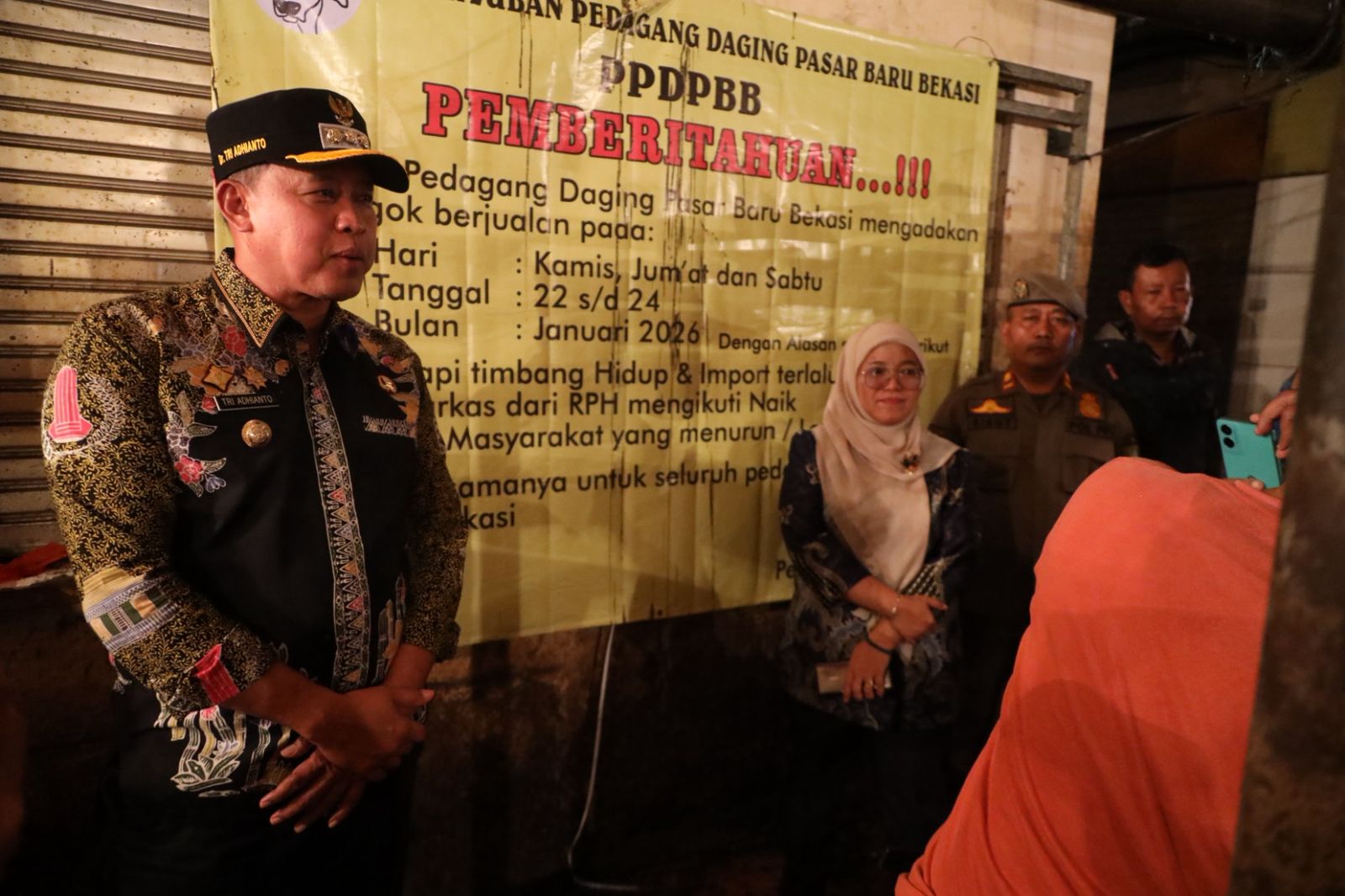 Wali Kota Bekasi Tri Adhianto mendatangi Pasar Baru di Bekasi untuk memastikan kabar adanya sejumlah pedagang daging yang mogok karena kenaikan harga. (Dok.&nbsp;Pemkot Bekasi untuk Jawa Pos)
