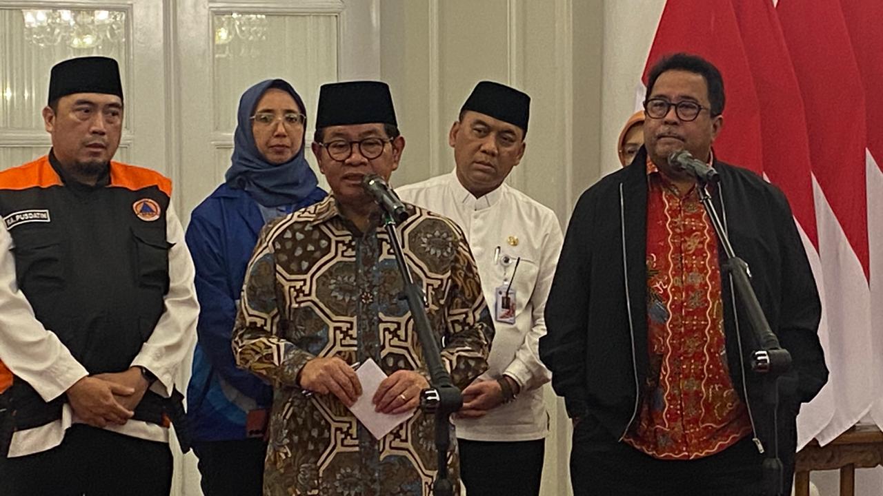Gubernur DKI Jakarta Pramono Anung (tengah) menerapkan kebijakan WFF dan PJJ hingga 28 Januari 2026 buntut curah hujan tinggi di Jakarta. (FOTO: Masria Pane/JAWA POS)