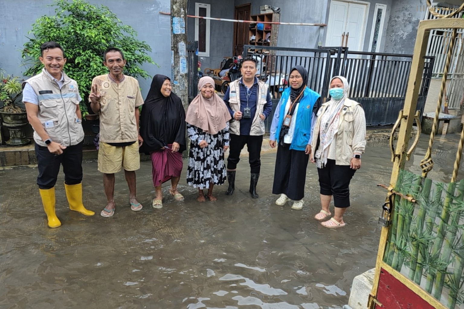 Petugas Dinkes Tangsel pastikan kesehatan masyarakat terdampak banjir. (Dok. Humas Pemkot)