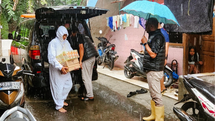 Pemkot Tangsel menyalurkan bantuan kemanusiaan bagi warga terdampak banjir di Kelurahan Ciputat-Kecamatan Ciputat, dan Kelurahan Pondok Kacang Timur-Kecamatan Pondok Aren. (Dok. Humas Pemkot)
