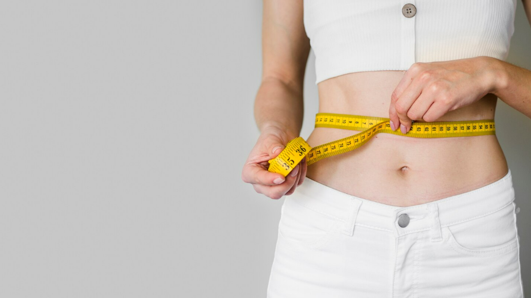 Ilustrasi menghilangkan lemak perut (Freepik)