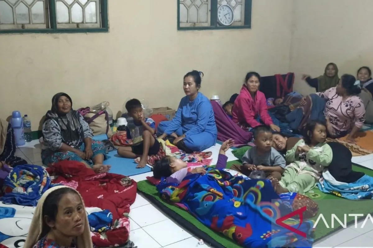 Sejumlah warga korban bencana alam banjir mengungsi di posko yang diaediakan oleh pemerintah Kabupaten Tangerang, Banten. ANTARA/Azmi Samsul M  K
