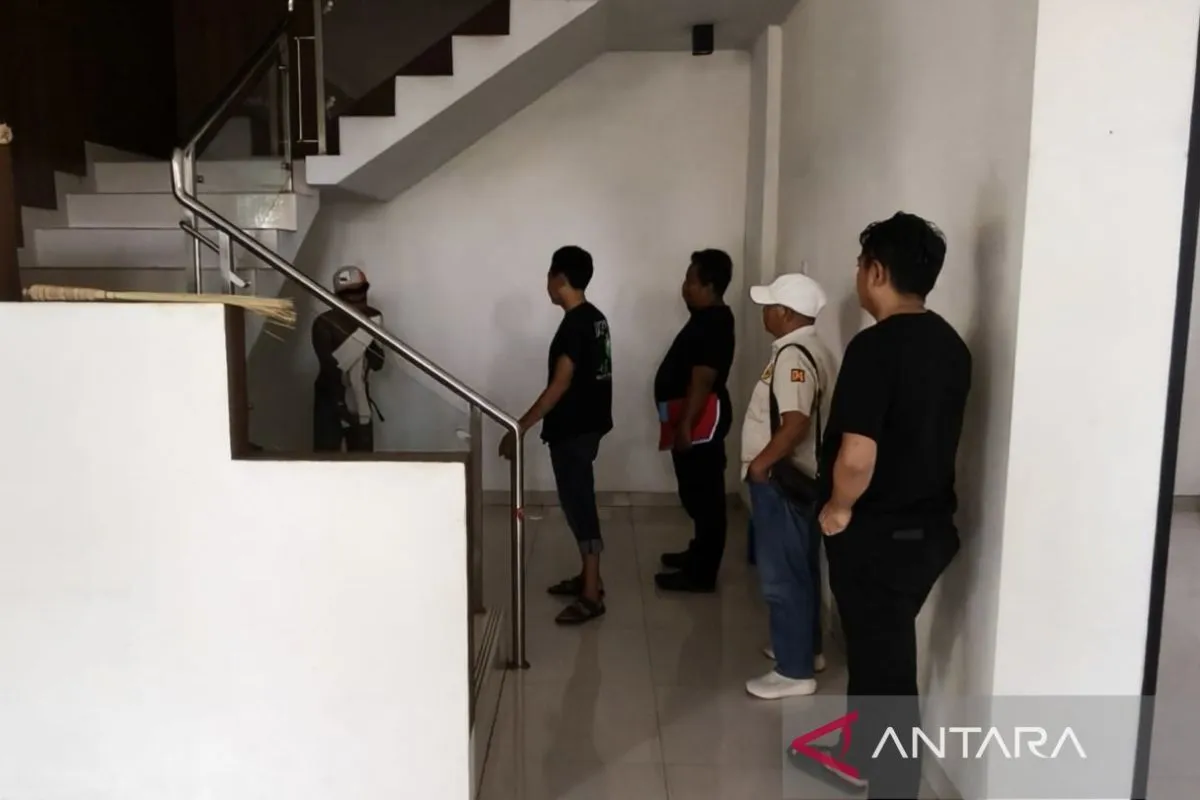 Satuan Reserse Kriminal Polres Tangerang Selatan saat menangkap dua pelaku kasus perusakan spion mobil yang terjadi di Jalan Pondok Hijau Golf, Kelurahan Curug Sangereng, Kecamatan Kelapa Dua.