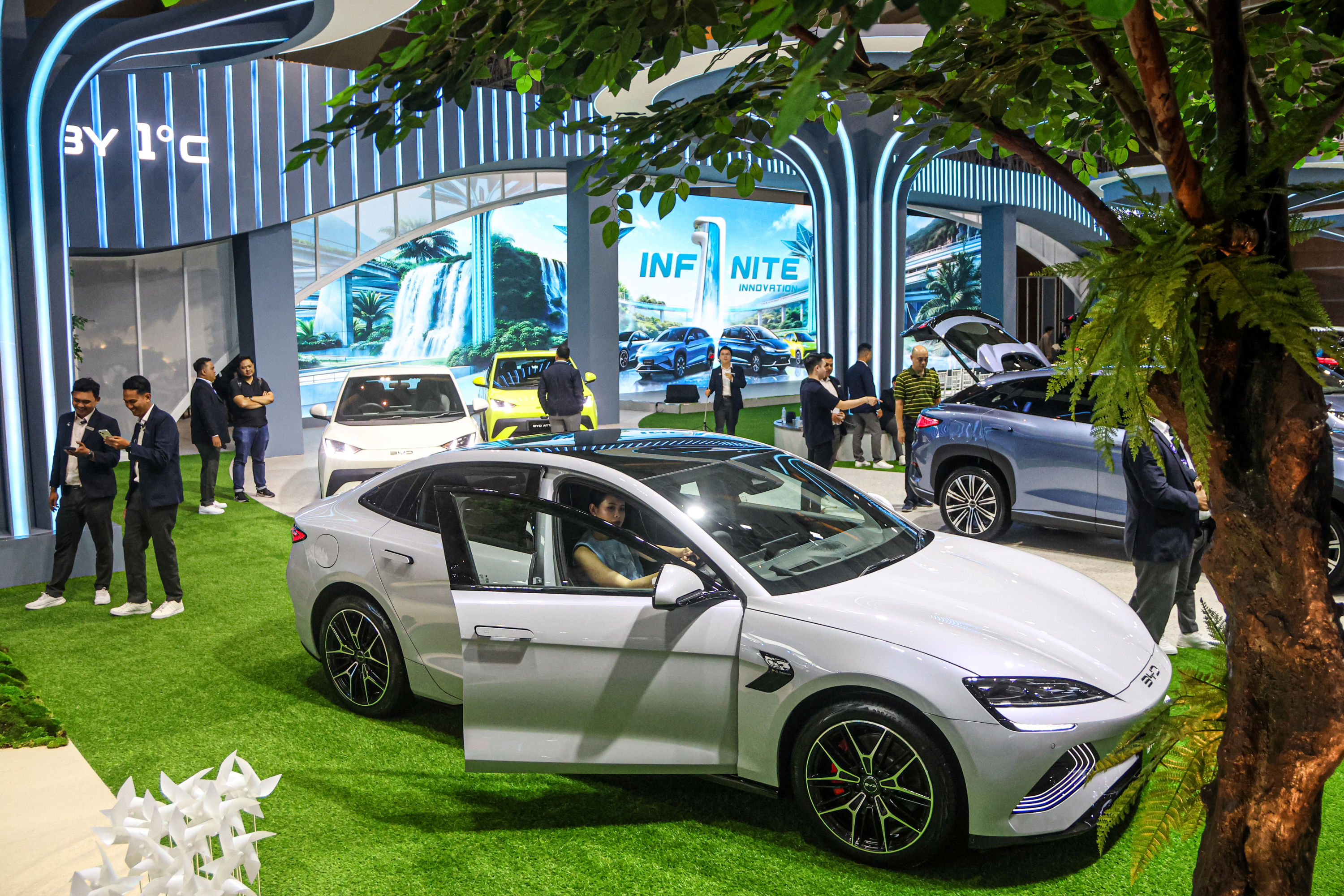 Sejumlah pengunjung melihat koleksi mobil listrik BYD di gelaran IIMS, Jakarta, Jumat (06/02/2025).