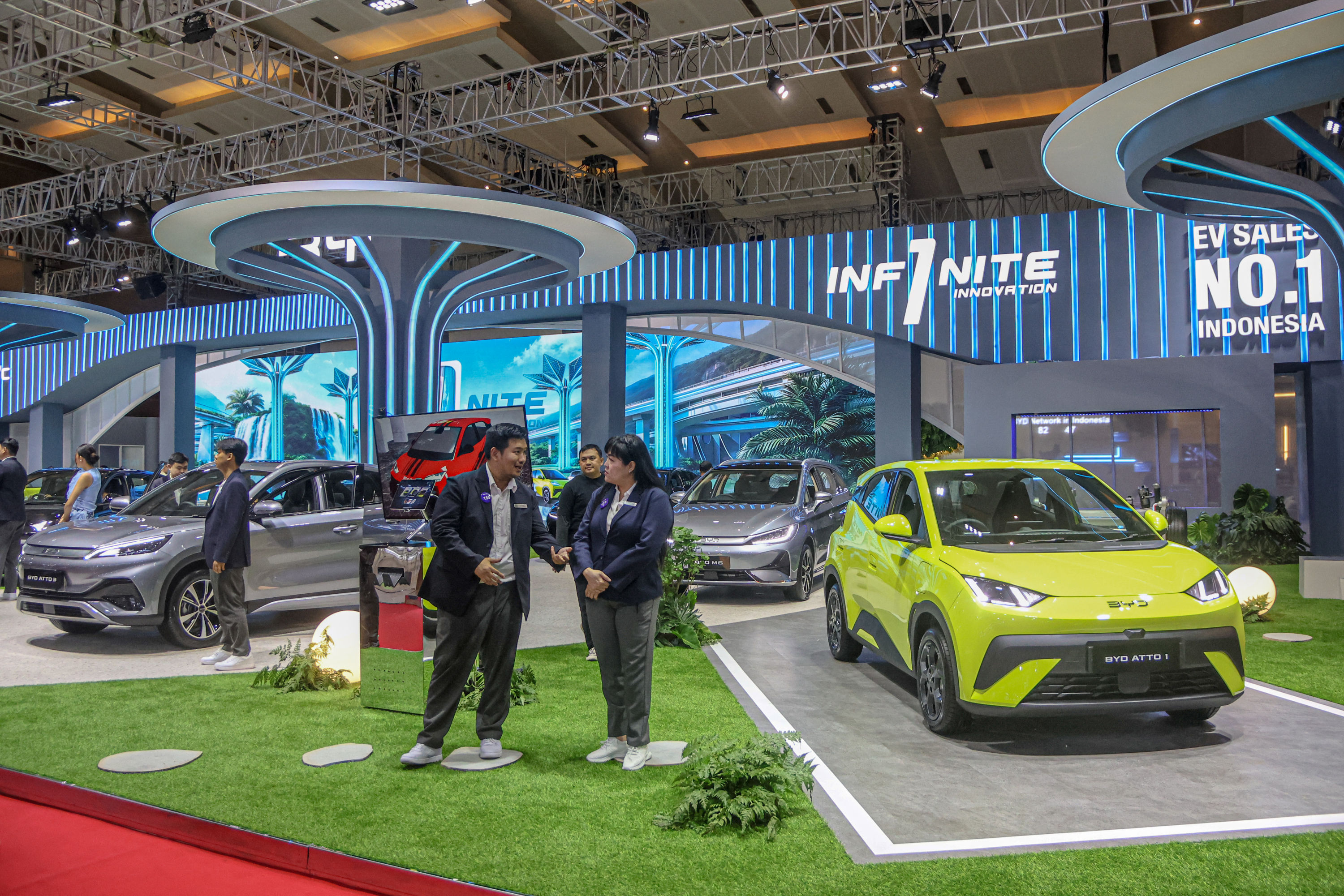 Sejumlah pengunjung melihat koleksi mobil listrik BYD di gelaran IIMS, Jakarta. Penjualan mobil listrik atau BEV mencapai 83.663 unit hingga Juli 2026. Pangsa pasarnya menembus 16 persen di pasar otomotif nasional. (Dok. JPC)