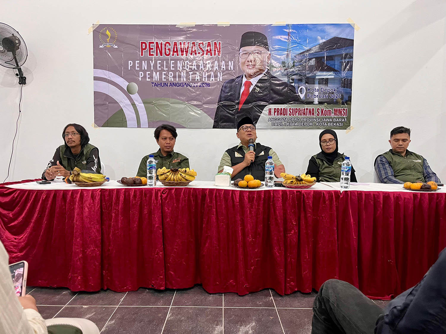 Dialog: Anggota Komisi I DPRD Jawa Barat, Pradi Supriatna mengadakan dialog dengan warga dan jurnalis di kediamannya di Depok, Senin (9/2). (FOTO: Febry Ferdian/Jawa Pos)