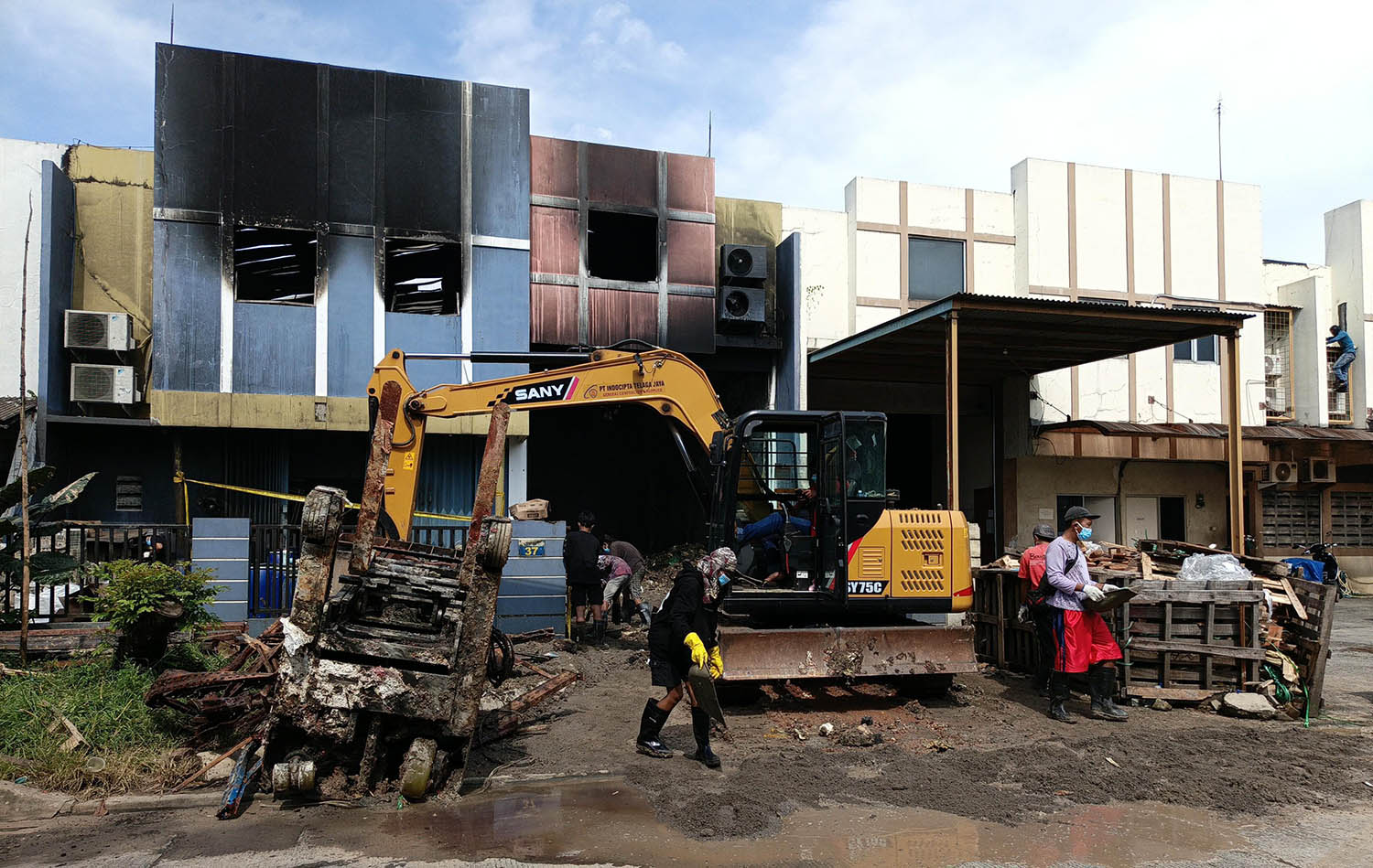 Lokasi kebakaran gudang di Tangerang Selatan sedang dalam pengawasan petugas untuk dilakukan pemeriksaan. (Dok. Kementerian LH)
