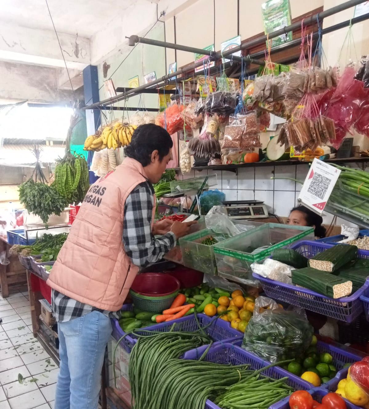 Tim Satgas Saber Pangan Jakarta Barat melakukan pengecekan serta pengawasan terhadap harga dan mutu bahan pangan di Pasar Jembatan Dua, Jakarta Barat. (Dok. Istimewa)