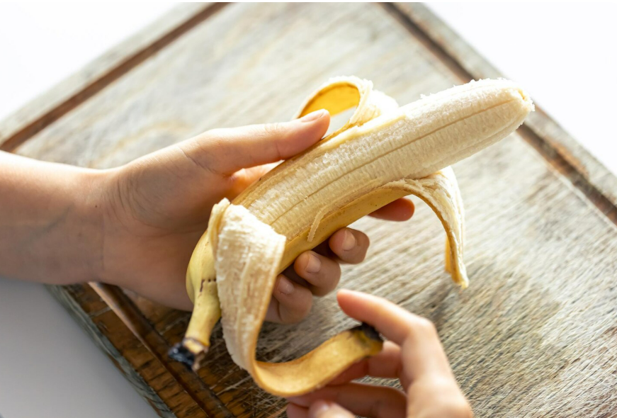 Ilustrasi orang yang makan pisang (Dok. Freepik)