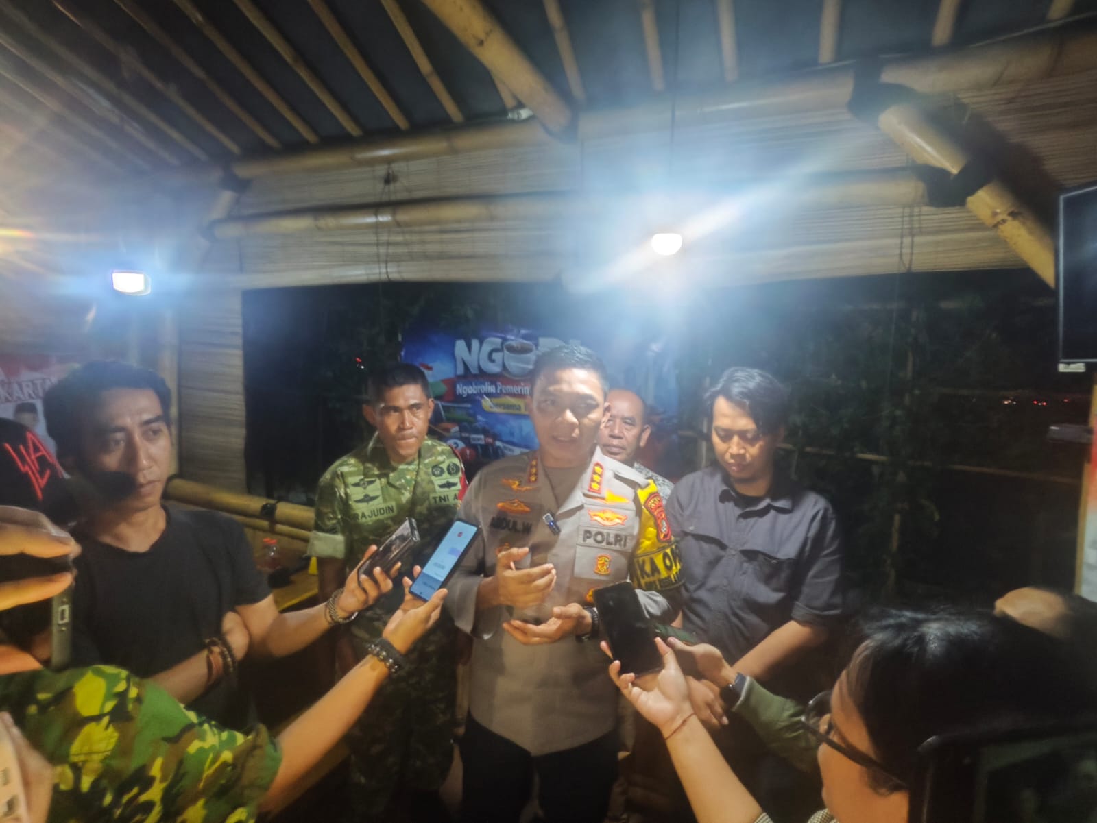 Kapolres Metro Depok Kombes Pol Abdul Waras usai usai meninjau urban farming yang dikelola IJTI Korda Depok di kawasan Jalan Juanda, Jumat (13/2). (FOTO:&nbsp;Febry Ferdian/Jawa Pos)