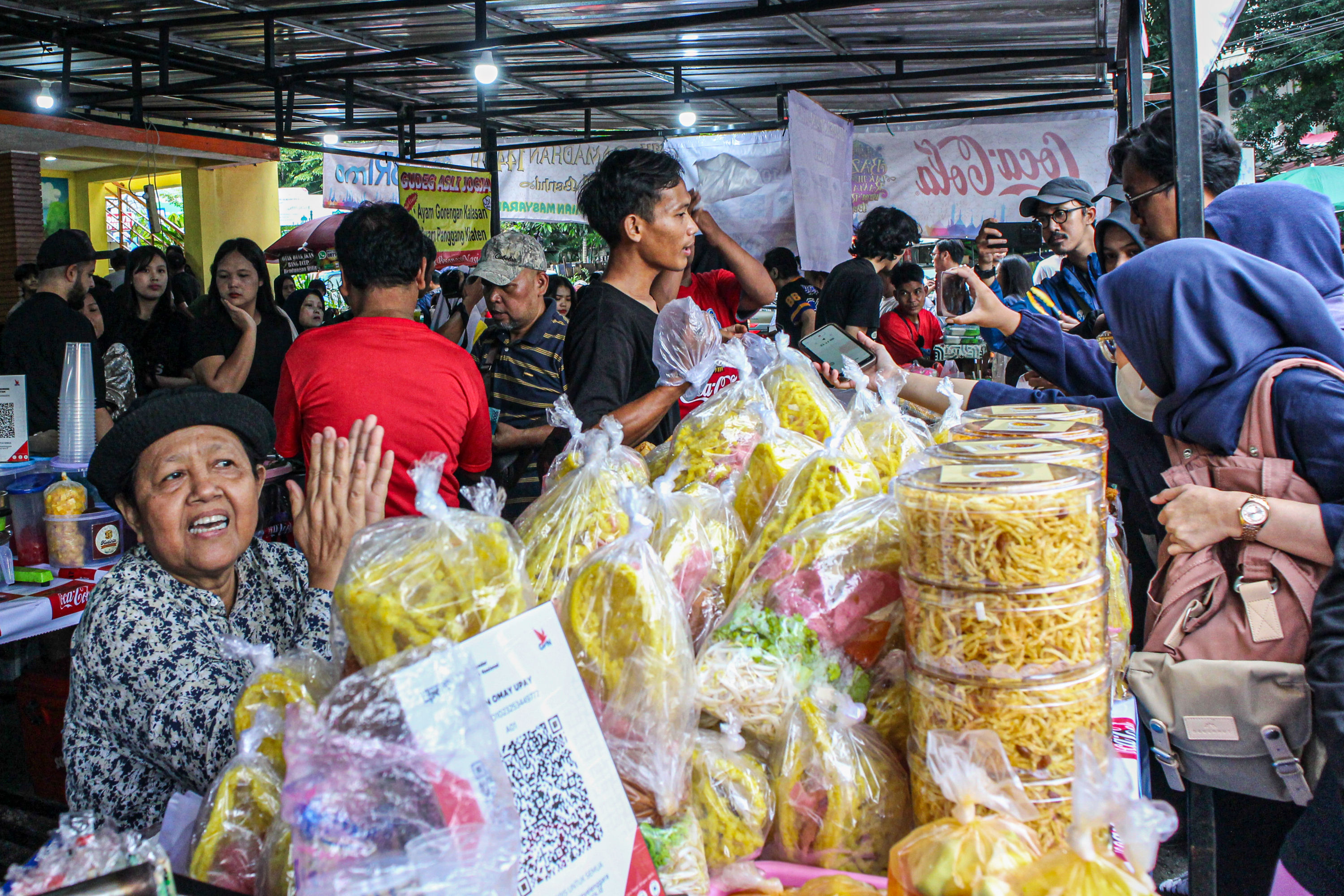 Ilustrasi - Pedagang melayani pembeli makanan di Pasar Bendungan Hilir (Dok. JP)