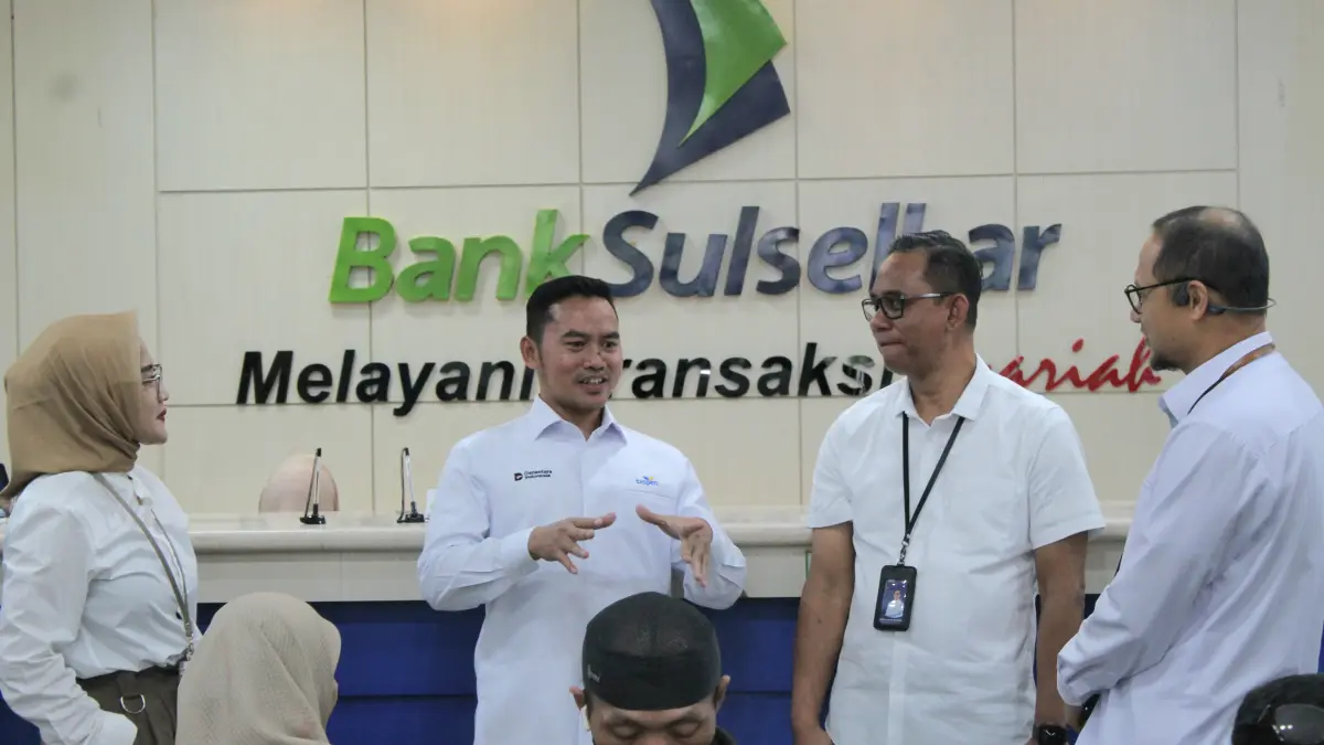Komisaris Independen PT TASPEN, Ariawan, memonitor langsung penyerahan THR di sejumlah mitra bayar di Makassar, Sulawesi Selatan (Sulsel). (Dok. IST)