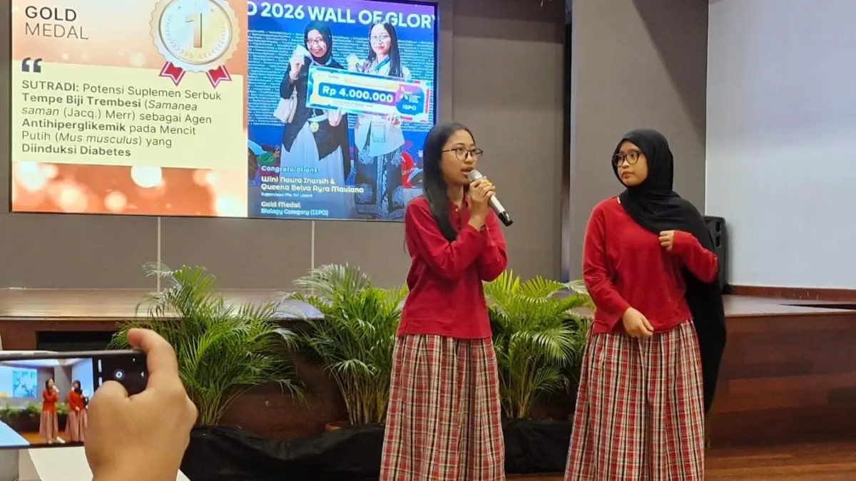 Wini Naura Inarsih (kiri) dan Queena Belva Ayra Maulana menjelaskan soal inovasi tempe dari biji trembesi di SMA Kharisma Bangsa, Pondok Cabe (8/3) malam. (Dok. SMA Kharisma Bangsa)