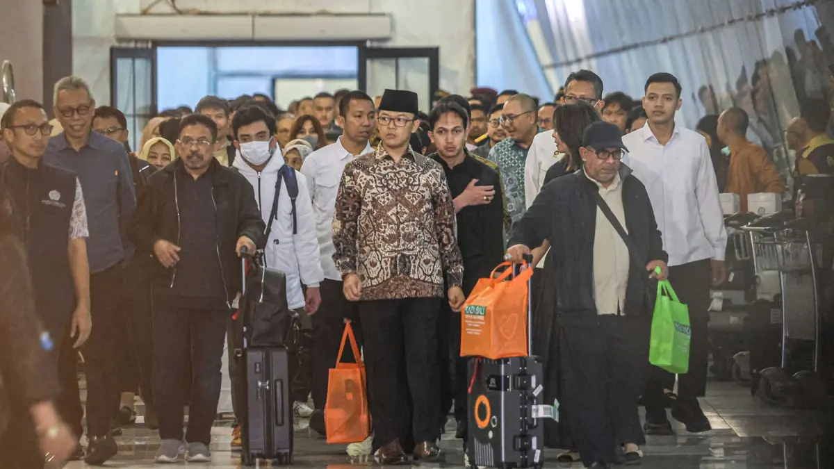 Sejumlah Warga Negara Indonesia (WNI) dari Iran tiba di Lounge Umroh Terminal 3, Bandara Soekarno-Hatta, Tangerang, Selasa (10/03/2026). Sebanyak 22 WNI difasilitasi oleh Kemlu untuk kembali ke tanah air sejak konflik yang terjadi di Iran. Rencanannya pemulangan direncanakan sebanyak dua tahap. HANUNG HAMBARA/JAWA POS