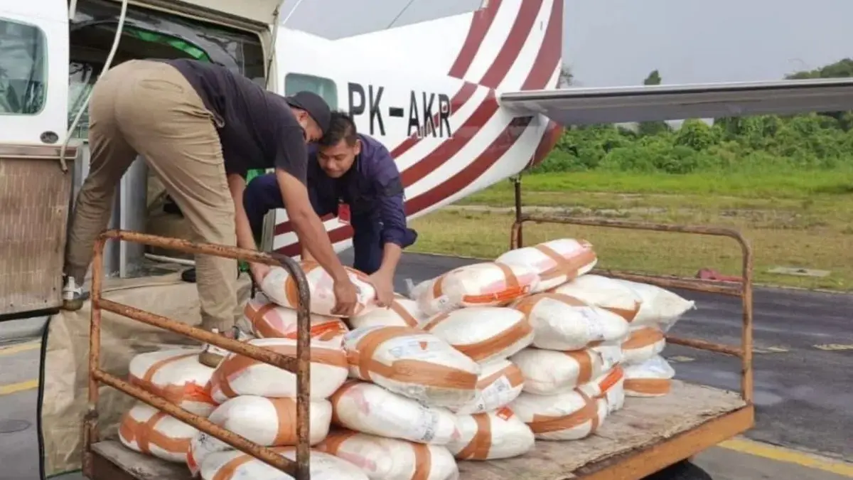 Ilustrasi. Kegiatan penyemaian garam di langit Provinsi Riau melalui operasi modifikasi cuaca dengan pesawat bantuan BNPB. (ANTARA/HO-Pemprov Riau)