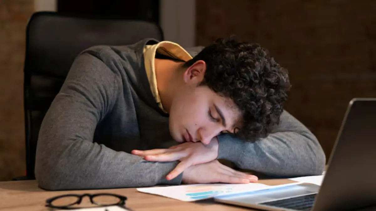 Ilustrasi orang yang lemas saat puasa (Freepik)