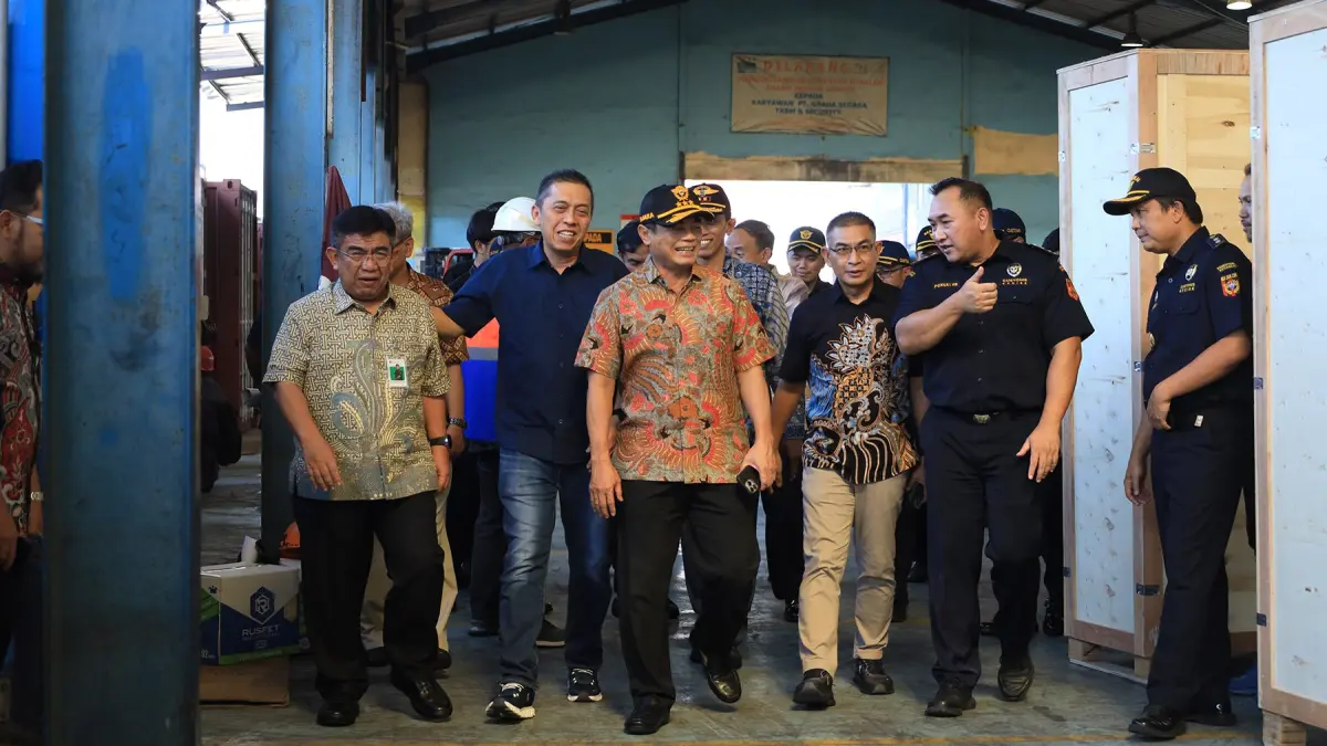 Dirjen Bea Cukai Tinjau Kesiapan Arus Barang Jelang Idul Fitri 1447H di Tanjung Priok: Tekankan Integritas dan Optimalisasi AI. (Dok. Bea Cukai)