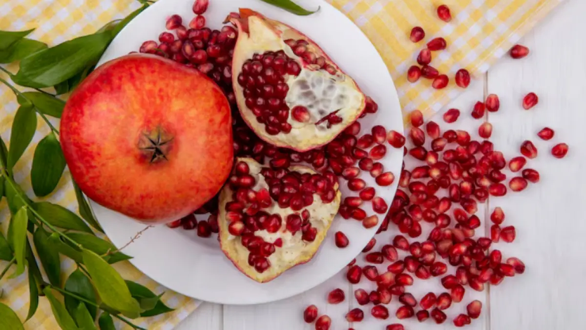 Manfaat kesehatan dari biji delima (Freepik) 