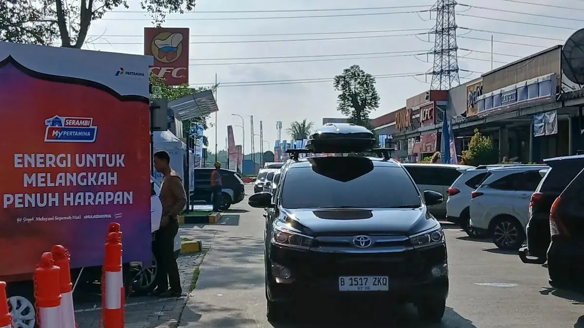 Sejumlah kendaraan pemudik mulai memadati rest area KM 43 Tol Jakarta-Merak, menuju arah pelabuhan penyebrangan Pulau Jawa-Sumatera. (ANTARA/Azmi Samsul M)