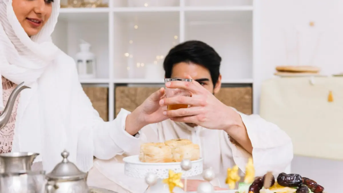 Ilustrasi adab bertamu saat Lebaran (Freepik) 