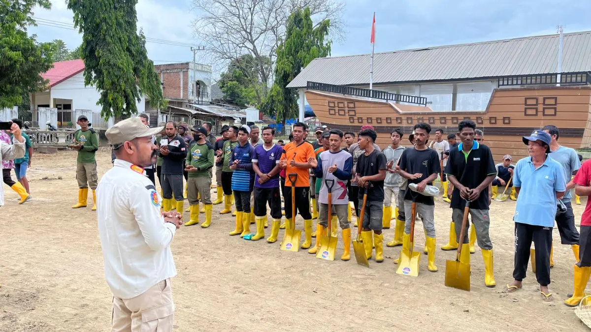 Satuan Tugas Rehabilitasi dan Rekonstruksi (Rehab-Rekon) terus memacu agenda fisik di lapangan, salah satunya melalui program pembersihan lingkungan dengan mekanisme Padat Karya Tunai atau Cash for Work. (Dok. IST)