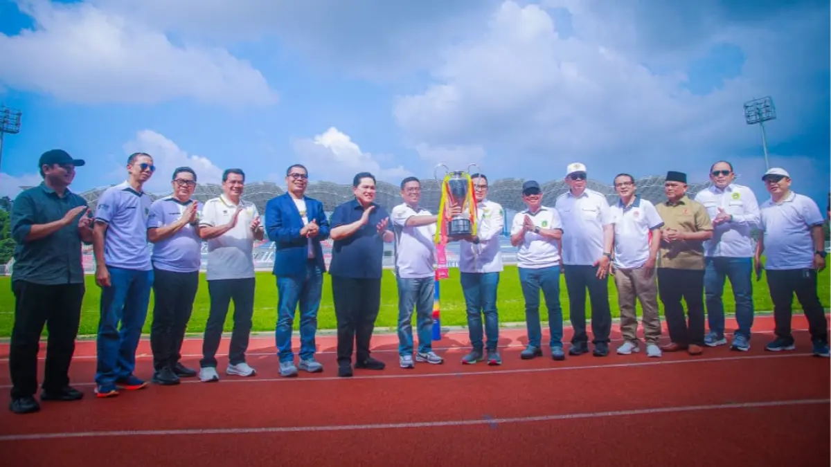Gubernur Banten Andra Soni bersama Ketua Umum Persatuan Sepak Bola Seluruh Indonesia (PSSI) Erick Thohir, dan Ketua PSSI Provinsi Banten, Pilar Saga Ichsan secara resmi membuka Liga 4 Piala Gubernur Banten 2026 di Stadion Benteng Reborn pada Minggu, 29 Maret 2026.&nbsp;(Dok. Humas Pemkot Tangsel)