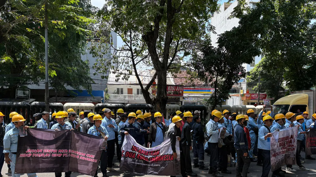 Ratusan buruh yang tergabung dalam Aliansi Serikat Buruh/Serikat Kerja Buruh PT Dua Kuda Indonesia turun ke jalan untuk menyuarakan penolakan keras terhadap putusan pailit perusahaan mereka yang dinilai janggal. (Dok. IST)