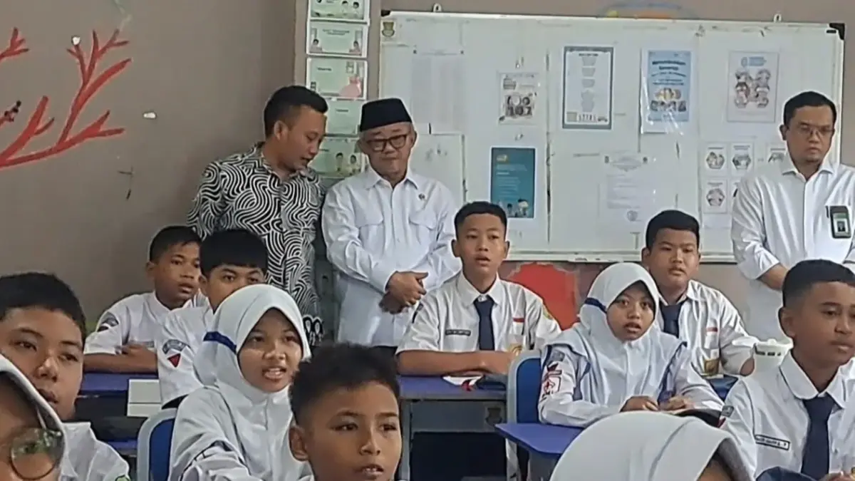  saat meninjau hari pertama TKA di SMP Negeri 2 Curug Kabupaten Tangerang Banten. (Dok. Kemendikdasmen)