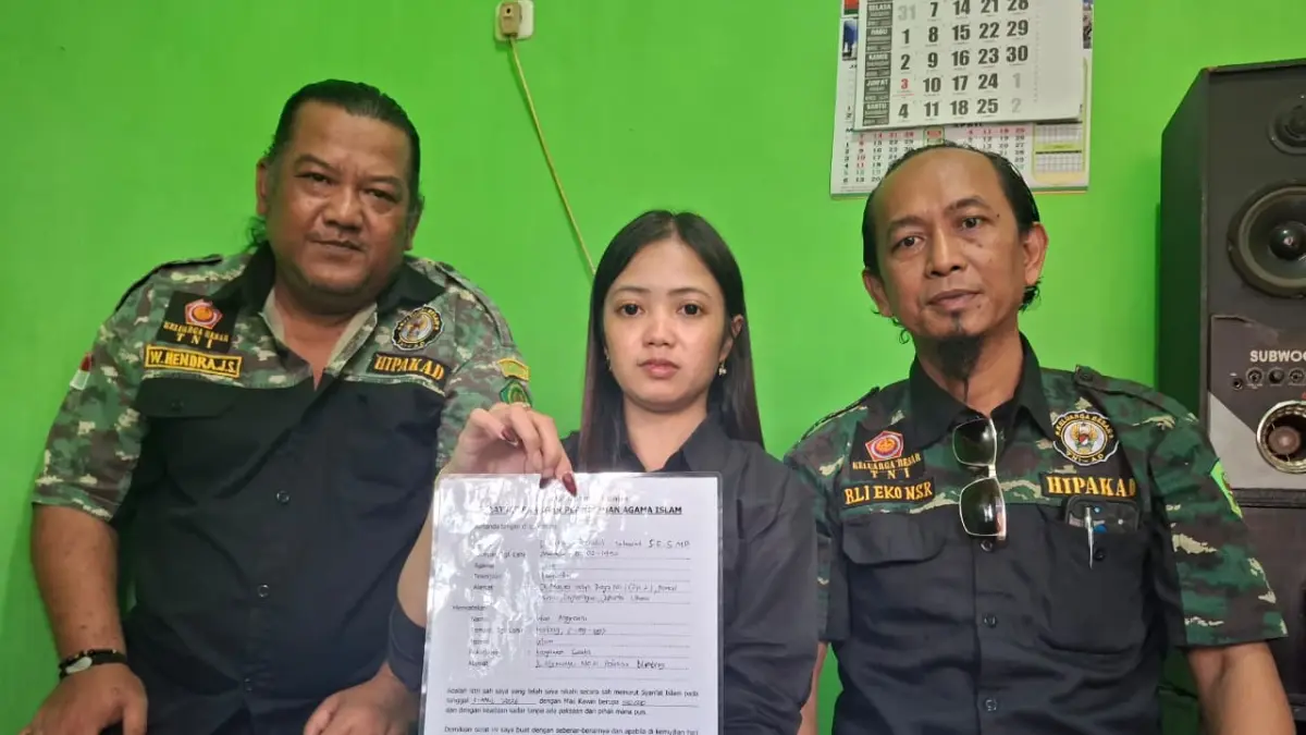 

Intan Anggraeni mendapati Erfastino Reynaldi Malawat, pria yang menikahinya secara siri, ternyata perempuan pada malam pertama.&nbsp;

FOTO: Nabila Amelia / RADAR MALANG GRUP JAWA POS