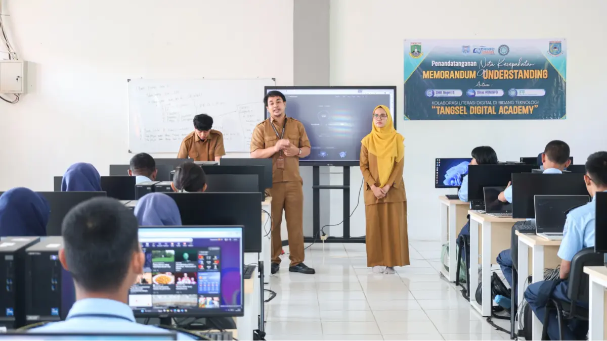 Untuk meningkatkan kompetensi digital pelajar, program "Expert Goes to School" dari Diskominfo berkunjung ke SMKN 6 Tangsel. (Dok. Humas Pemkot Tangsel)