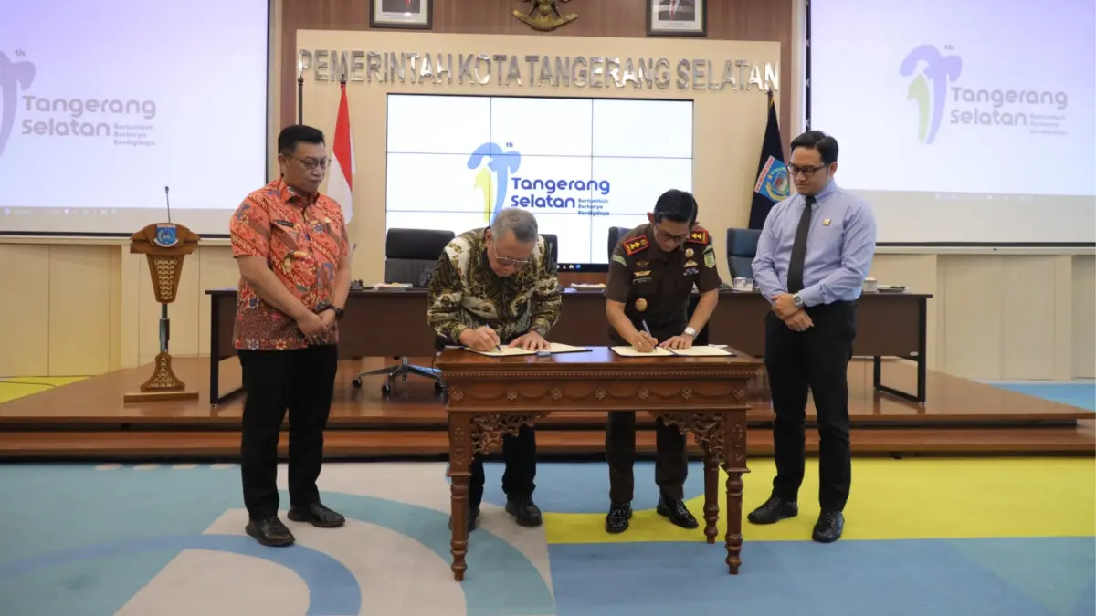 Penandatanganan perjanjian kerja sama di bidang hukum oleh Wali Kota Tangsel Benyamin Davnie bersama Kepala Kejari Tangsel Apreza Darul Putra di Blandongan Puspemkot Tangsel, Kamis (16/4/2026). (Dok. Humas Tangsel)