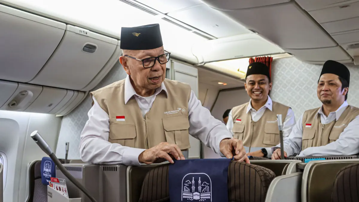 Dirut Garuda Indonesia Glenny Kairupan (kiri) mengecek kesiapan pesawat Garuda Indonesia di GMF AeorAsia, Bandara Soekarnk-Hatta, Tangerang, Rabu (15/04/2026). Garuda Indonesia menyiapkan 15 pesawat untuk penerbangan haji dengan rincian 6 pesawat Boeing dan 9 Pesawat Airbus dengan 300 pilot dan 700 awak kabin untuk 10 embarkasi dengan estimasi mengangkut 102.502 calon jamaah haji Indonesia. HANUNG HAMBARA/JAWA POS