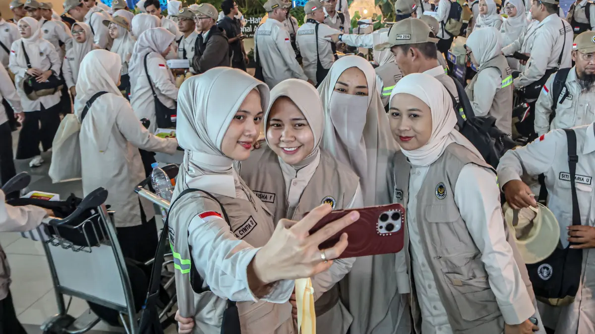 Sejumlah Panitia Penyelenggara Ibadah Haji (PPIH) bersiap untuk diberangkatkan di Terminal 3, Bandara Soekarno-Hatta, Tangerang, Jumat (17/04/2026). Sebanyak 460 petugas Panitia Penyelenggara Ibadah Haji (PPIH) Arab Saudi diberangkatkan ke Madinah. Keberangkatan ini menjadi gelombang perdana petugas haji untuk musim haji 1447 Hijriah atau 2026.HANUNG HAMBARA/JAWA POS