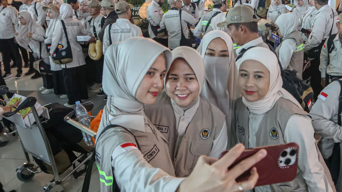 Sejumlah Panitia Penyelenggara Ibadah Haji (PPIH) bersiap untuk diberangkatkan di Terminal 3, Bandara Soekarno-Hatta, Tangerang, Jumat (17/04/2026). FOTO: HANUNG HAMBARA/JAWA POS