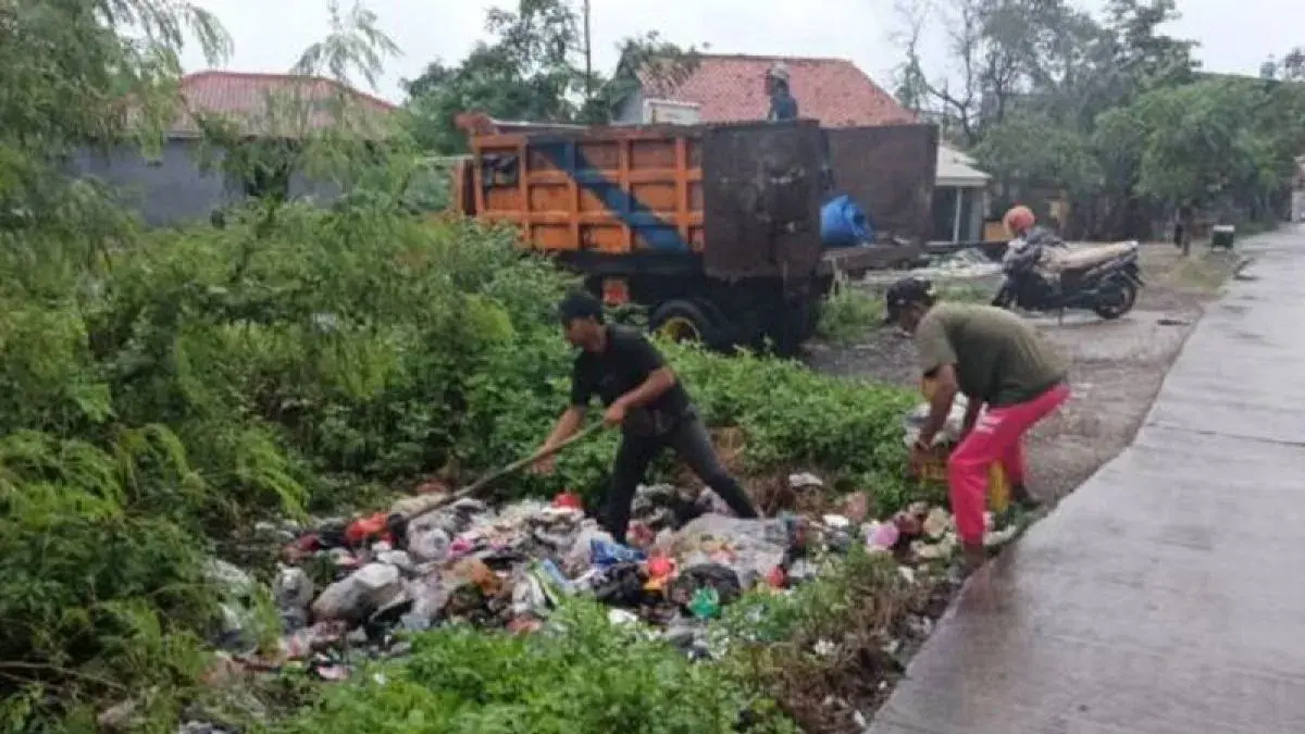 Petugas melakukan penertiban TPS liar di wilayah Benda beberapa waktu lalu. ANTARA/irfan