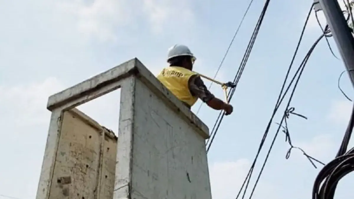 Wali Kota Sachrudin memotong kabel yang menjuntai dan membahayakan keamanan beberapa waktu lalu. ANTARA/HO-Pemkot Tangerang