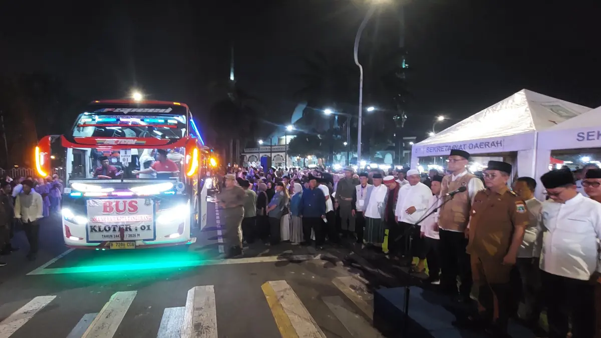 Gubernur Banten Andra Soni melepas 393 Jemaah Haji Kloter 1 Tangerang Banten menuju Embarkasi Cipondoh, Selasa (21/4). (Ryandi Zahdomo/JawaPos.com)