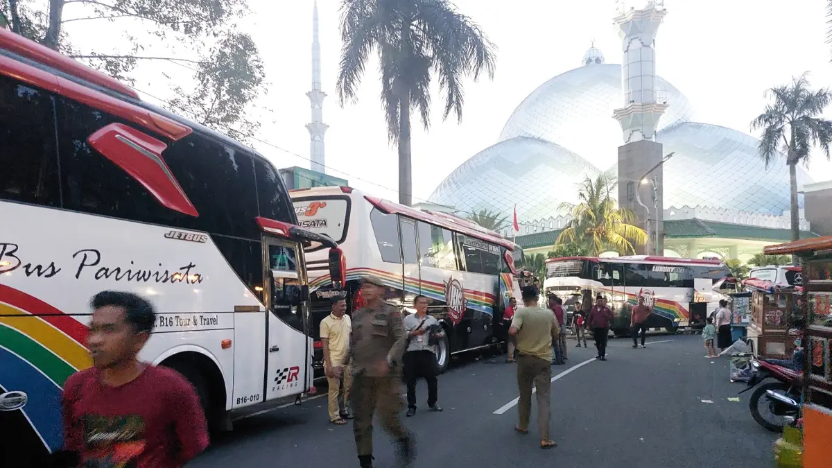 Sopir bus pengangkut jamaah haji Tangerang, Banten, terlibat cekcok dengan jukir liar usai dimintai uang parkir, Selasa (21/4). (Ryandi Zahdomo/JawaPos.com)