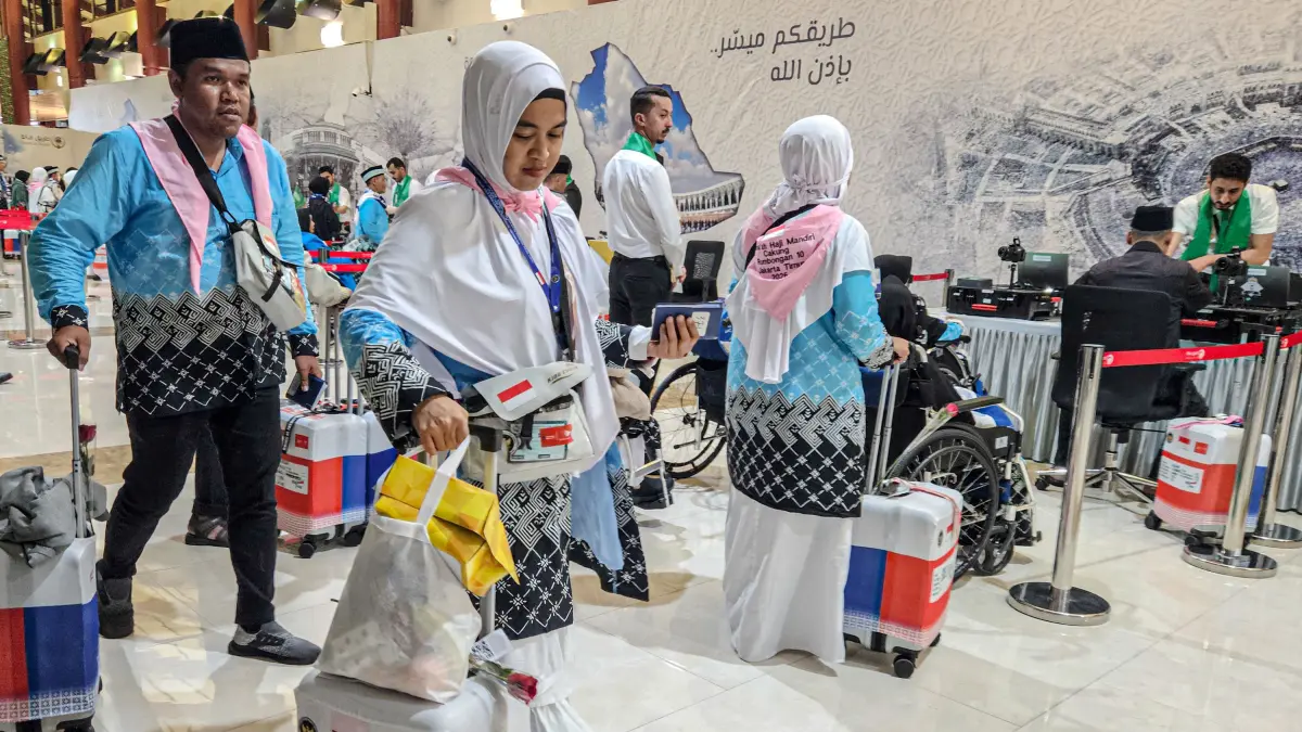 Sejumlah calon jamaah haji melewati pemeriksaan imigrasi Mekkah Route di Terminal 2, Bandara Soekarno-Hatta, Tangerang, Rabu (22/04/2026). Sebanyak 393 calon jamaah haji asal embarkasi Jakarta Pondok Gede diberangkatan secara perdana menuju Madinah, Arab Saudi menggunakan pesawat Garuda Indonesia GIA7301. HANUNG HAMBARA/JAWA POS