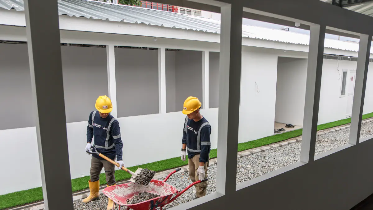 Sejumlah pekerja beraktifitas di lokasi pembangunan rumah hunian sementara di kawasan Senen, Jakarta, Kamis (24/04/2026). HANUNG HAMBARA/JAWA POS
