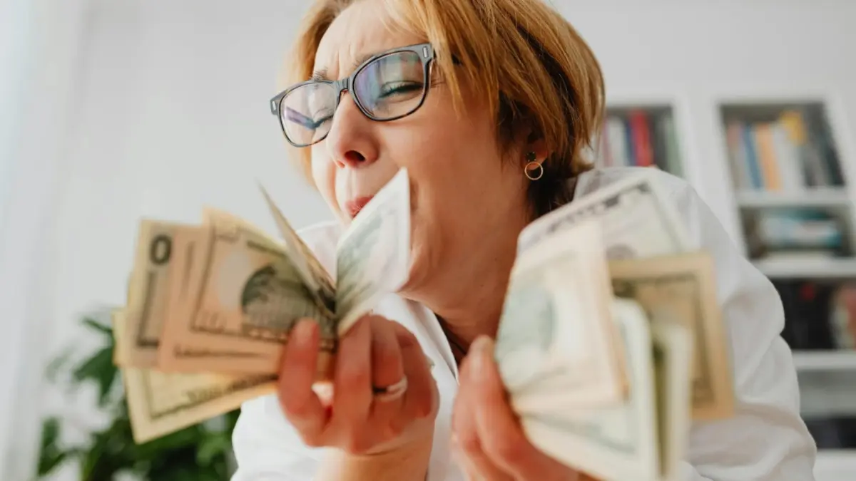 Ilustrasi weton yang memiliki potensi besar untuk bangkit dan meraih kekayaan (Pexels) 