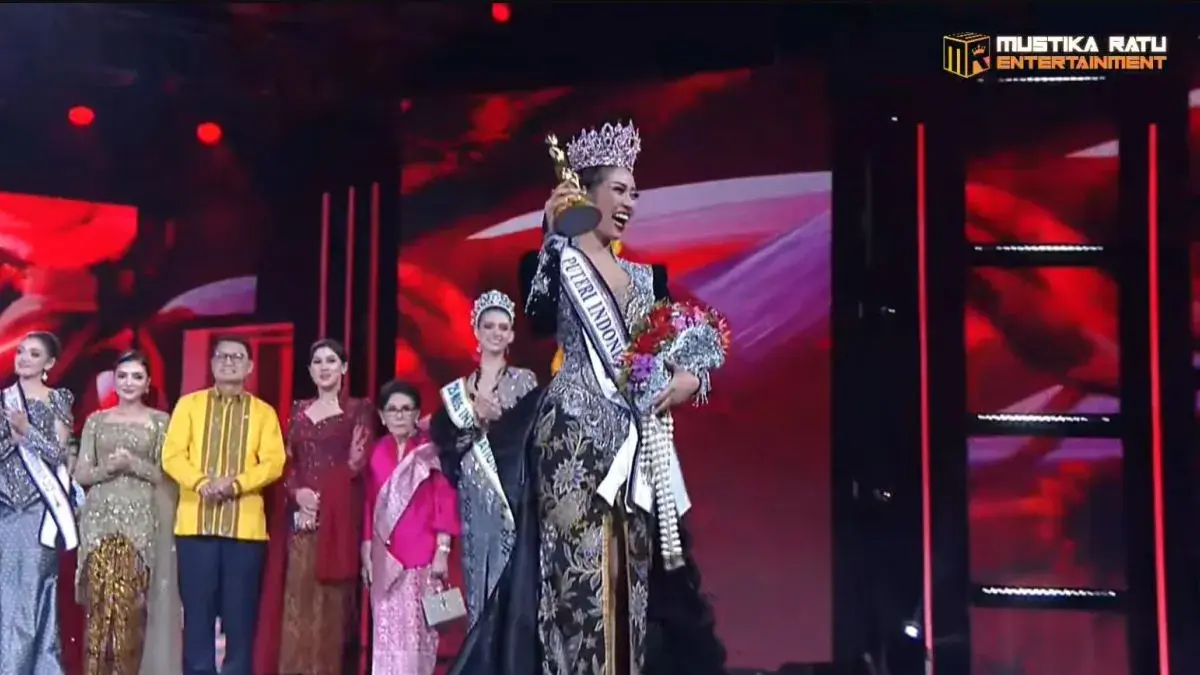 Tangkapan layar - "First Walk" Agnes Aditya Rahajeng setalah dinobatkan sebagai Puteri Indonesia 2026, pada malam puncak ajang pemilihan Jakarta International Convention Center (JICC), Jakarta, sejak Jumat (24/4/2026) malam hingga Sabtu (25/4/2026) tengah malam. (YouTube/UpNoWMedia)