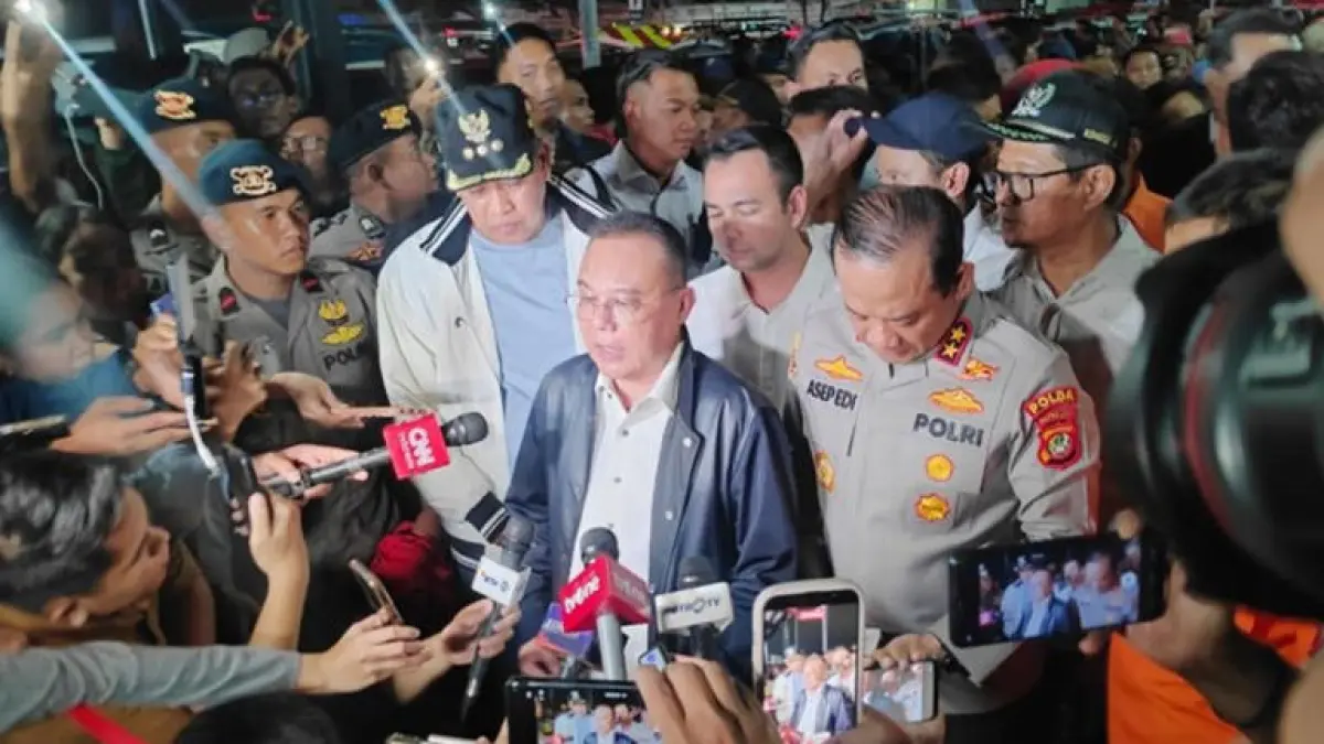 Dasco saaat meninjau proses evakuasi kecelakaan commuter line dan kereta diesel (KRD) jarak jauh di Stasiun Bekasi Timur, Senin (27/4). (Dok. Antara)