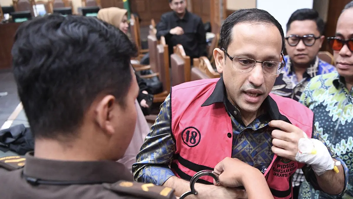 Mantan Menteri Pendidikan, Kebudayaan, Riset, dan Teknologi (Mendikbudristek) Nadiem Makarim mengikuti sidang lanjutan kasus dugaan korupsi pengadaan chromebook dengan selang infus yang masih menempel di tangan kiri di Pengadilan Tipikor, Jakarta. (Dok. Antara)