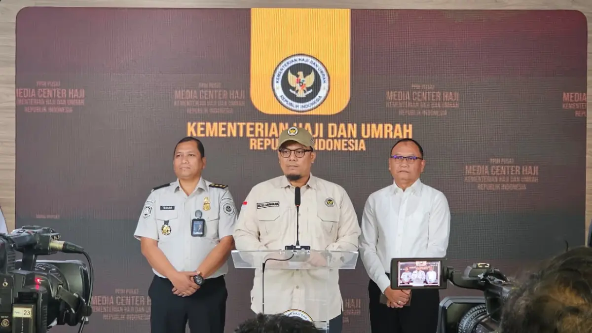 Sekretaris Ditjen Penyelenggaraan Haji dan Umrah Kemenhaj Rizka Anungnata (tengah) di Asrama Haji Pondok Gede, Jakarta (8/5). (Hilmi/Jawa Pos)