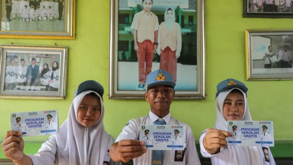 Ilustrasi-Siswa menunjukkan buku rekening simpanan pelajar program sekolah gratis di SMK PGRI 3 Kota Serang, Banten, Senin (15/9/2025). Gubernur Banten Andra Soni memastikan program sekolah gratis yang diterima 432 siswa di sekolah tersebut berjalan lancar dan sesuai target sehingga sumber daya manusia dari sistem pendidikan di Banten dapat berdaya saing. ANTARA FOTO/Angga Budhiyanto/YU
