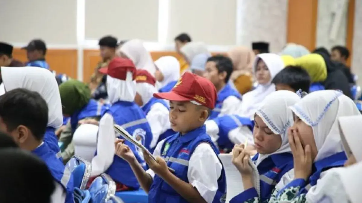 Sejumlah siswa yang merupakan Inspektur Pangan Cilik sedang mengikuti bimbingan dalam pengawasan makanan di sekolah dalam acara pengukuhan 100 Inspektur Pangan Cilik (IPC) di Pusat Pemerintahan (Puspem) Kota Tangerang, Kamis. ANTARA/HO-Pemkot Tangerang.