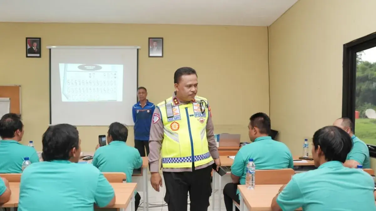 Kepala Korps Lalu Lintas (Kakorlantas) Polri Irjen Pol. Agus Suryonugroho (tengah), menemui para pengemudi taksi Green SM Indonesia yang tengah mengikuti pelatihan peningkatan kemampuan di Safety Driving Center (ISDC) Pusdik Lantas Polri, Serpong Utara, Tangerang Selatan, Selasa (19/5/2026). (ANTARA/HO-Korlantas Polri)