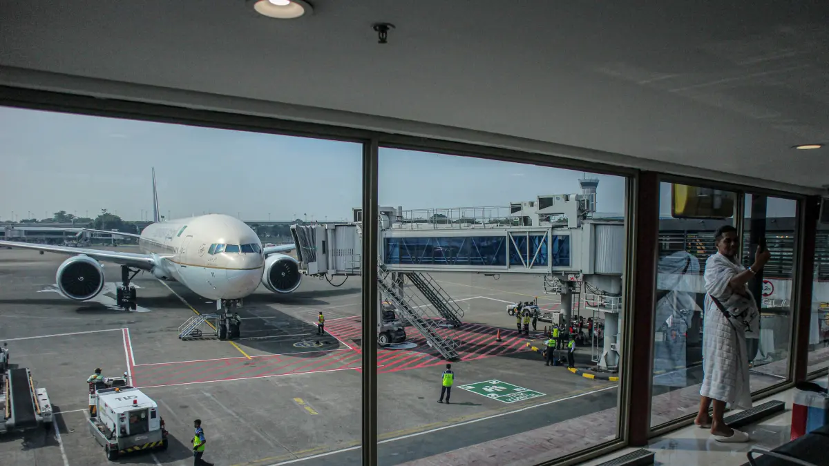 Sejumlah jamaah calon haji bersiap untuk terbang di Terminal 2, Bandara Soekarno-Hatta, Tangerang, Kamis (21/05/2026). Harga avtur naik hingga Rp 23 ribu per liter membuat pembahasan biaya haji 2027, terutama tiket penerbangan, masih alot.. HANUNG HAMBARA/JAWA POS